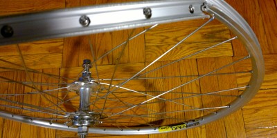 I needed to replace this rim for a type of maintenance. And took the opportunity to put on a wider rear rim for my fixed gear bicycle.