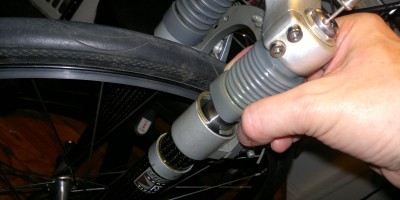 Let air out Future shock FSX forks internal clip ring stanchion suspension shocks rebuild demonstration photo
